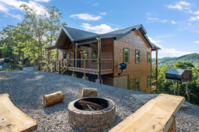 New / 3 King Suites / Sleeps12 / View / 5 mi to PF / Hot tub
